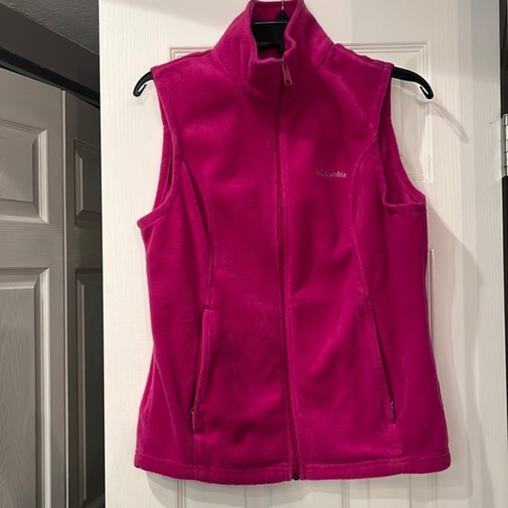 Columbia Ladies Hot Pink Vest. Size M. Pockets great for fall weather. Fleece